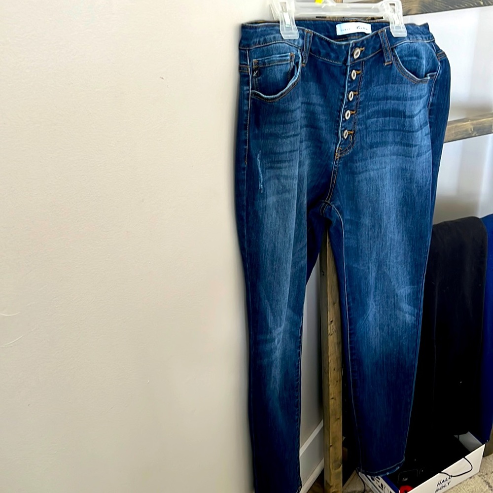 Curvy Kancan button fly jeans with good stretch.